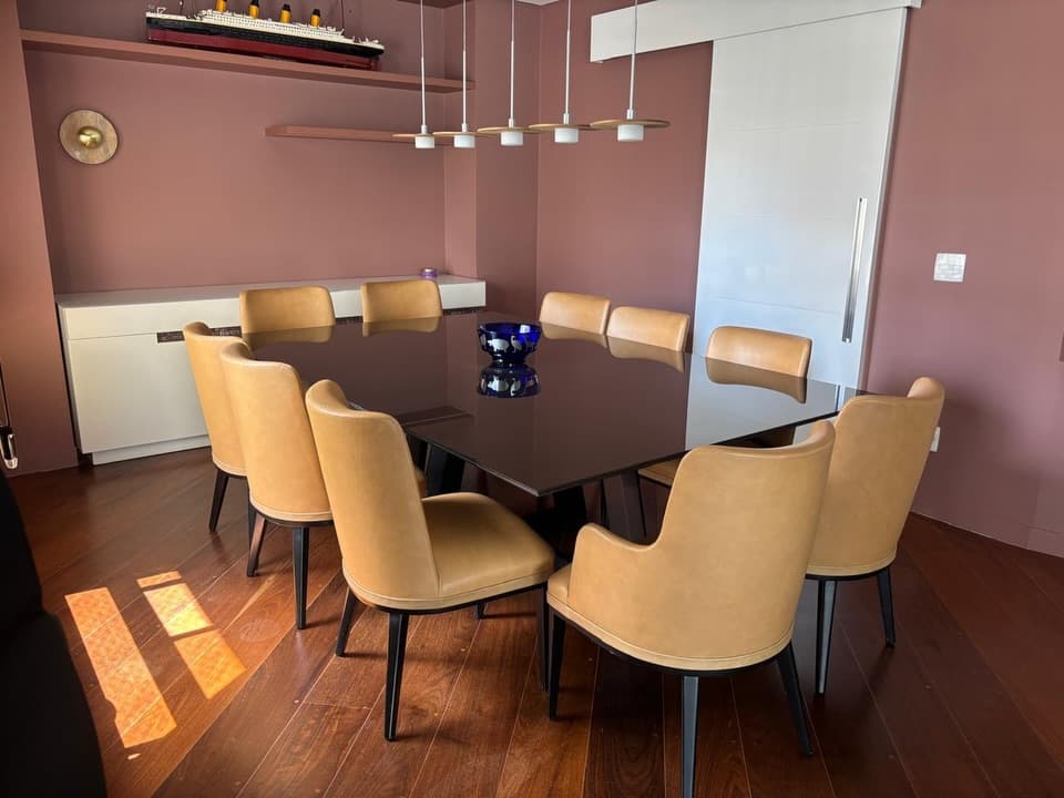 Poltronas em couro envelhecido antes da reforma